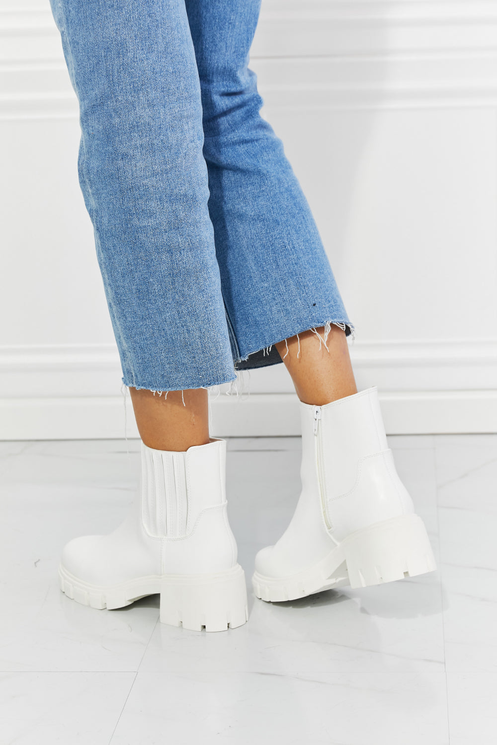 Chic Chic Chelsea Boots in White