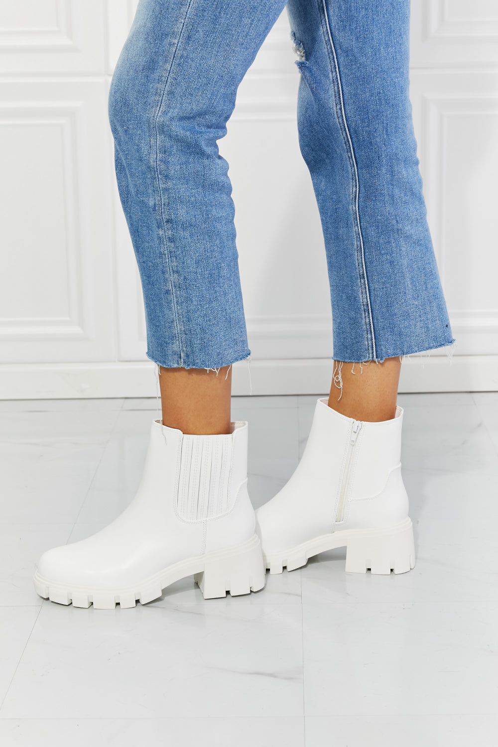 Chic Chic Chelsea Boots in White