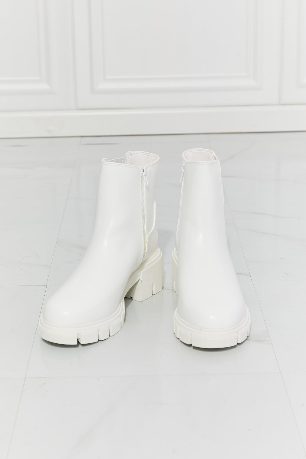 Chic Chic Chelsea Boots in White