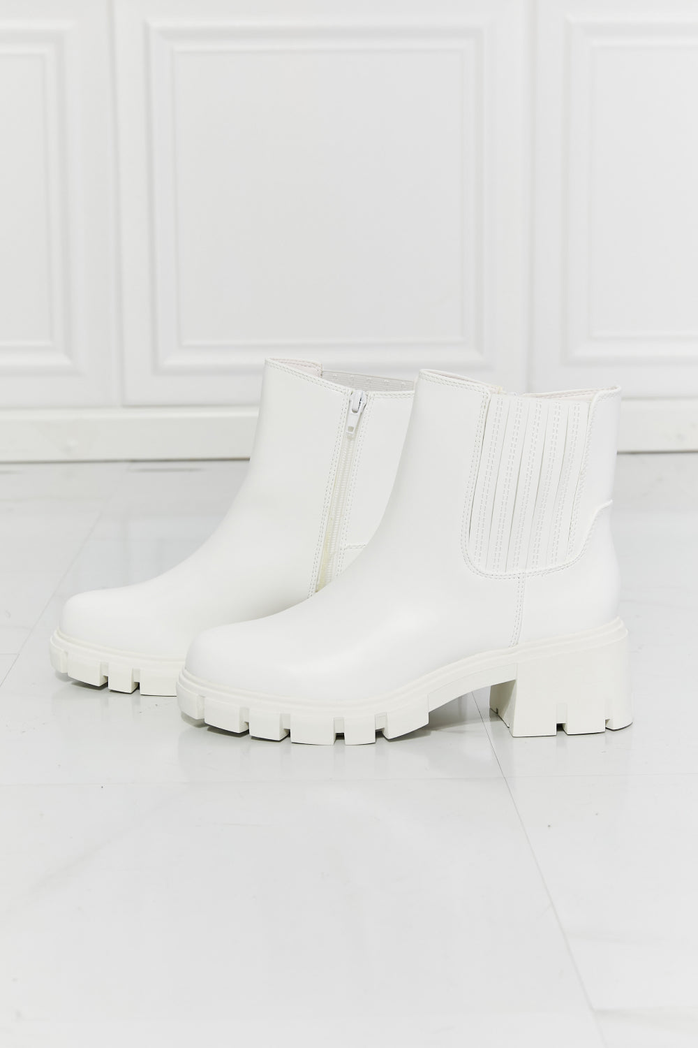 Chic Chic Chelsea Boots in White